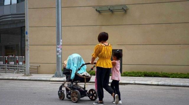 章子怡怀二胎,郭晶晶生三胎!怀孕的苦与累,别人