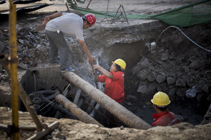 河南农村:90后女工的工地生活,一顿两碗米饭,扛