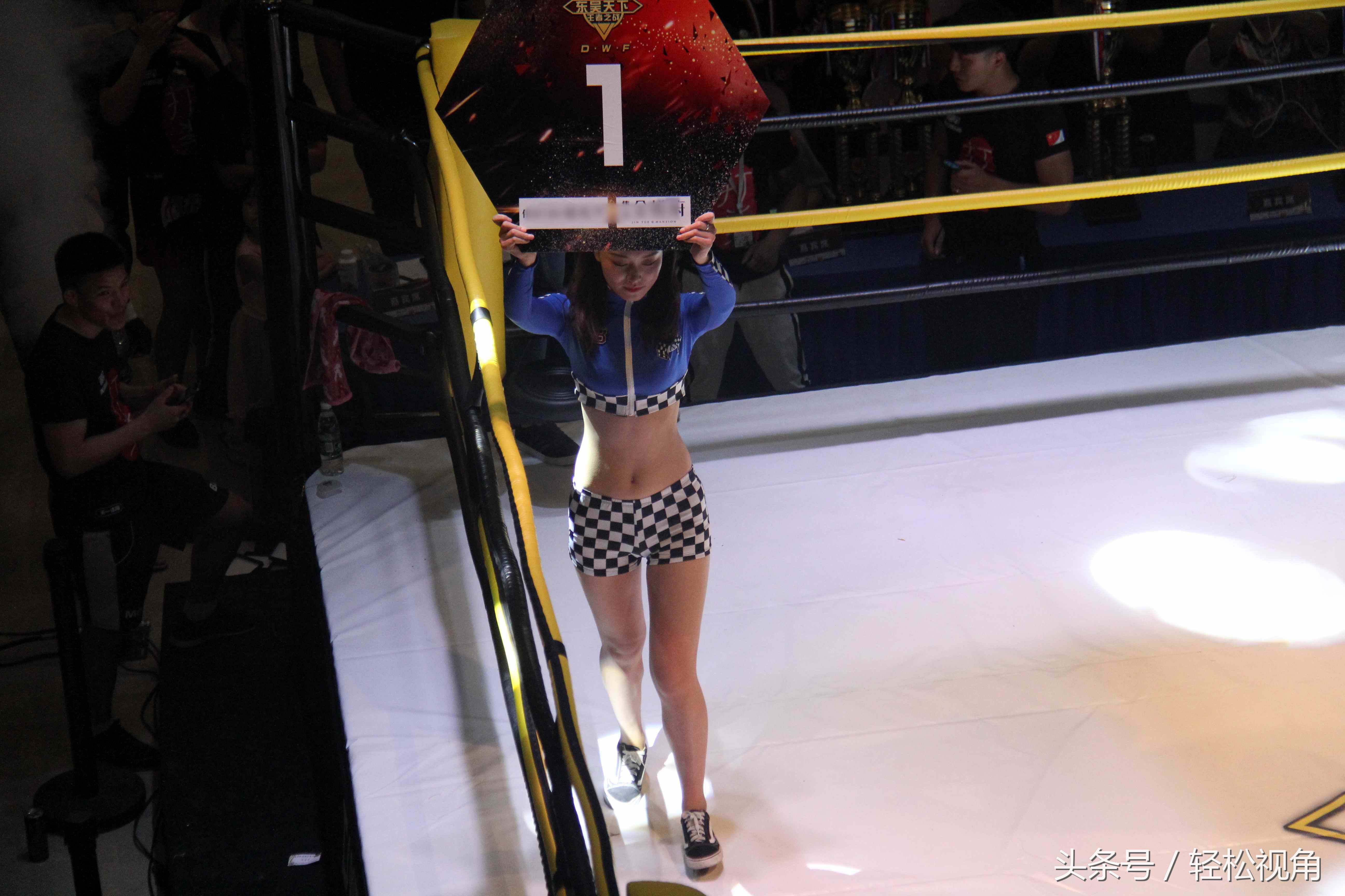 安徽芜湖举办职业搏击争霸赛，举牌女郎武林宝贝现场引人关注