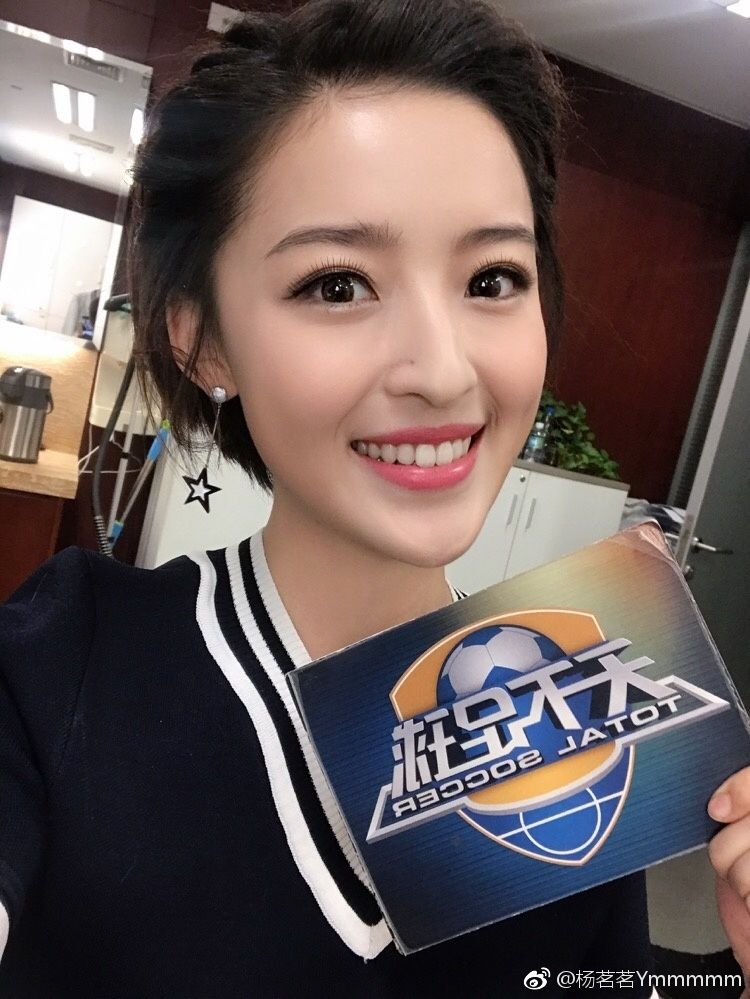 中超颁奖美女主持靓丽自拍