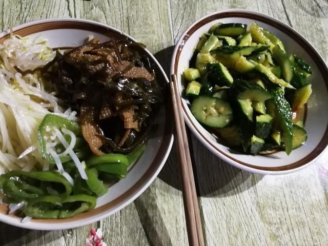 深夜的郑州适合一个人吃的，除了烩面拉面饸饹面，还有生氽丸子汤