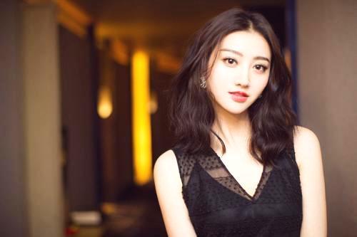 景甜的宇宙浩瀚裙火了,出席百合奖成为全场最