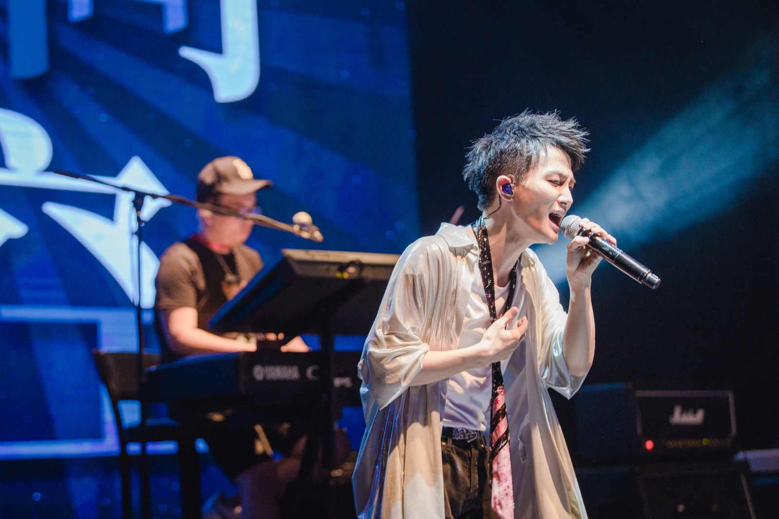 周深"深空间"巡演上海首唱 超燃live band成就"金曲不眠夜"!_【快资讯】