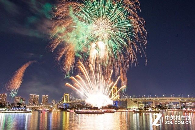 大C游世界 经典构图下的港湾夜景和烟花