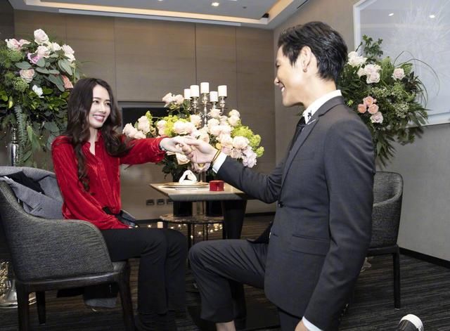 向佐求婚郭碧婷成功,从节目到奔现,这段爱情中