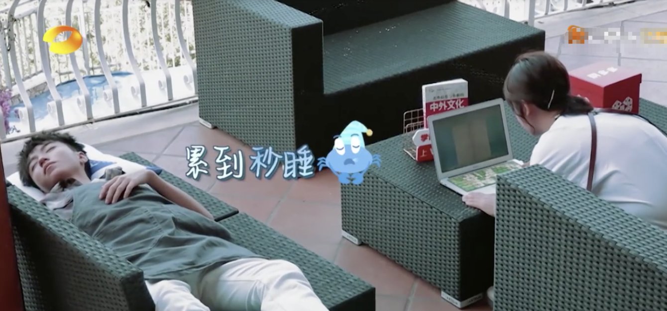 王俊凯在杨紫旁边的沙发上睡着,醒来发现披着女士外套,秒变直男 博九下载