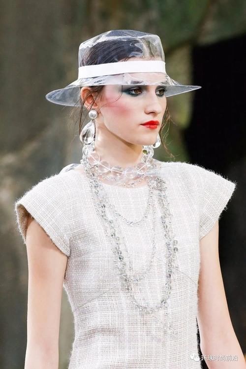 Chanel 2018春夏巴黎大秀:一场山水花草齐全的