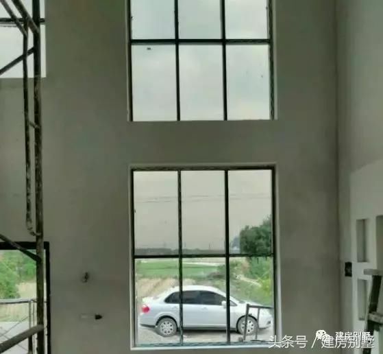 40多岁的外嫁女出钱给年迈父母盖房,迎来众乡邻的喝彩声