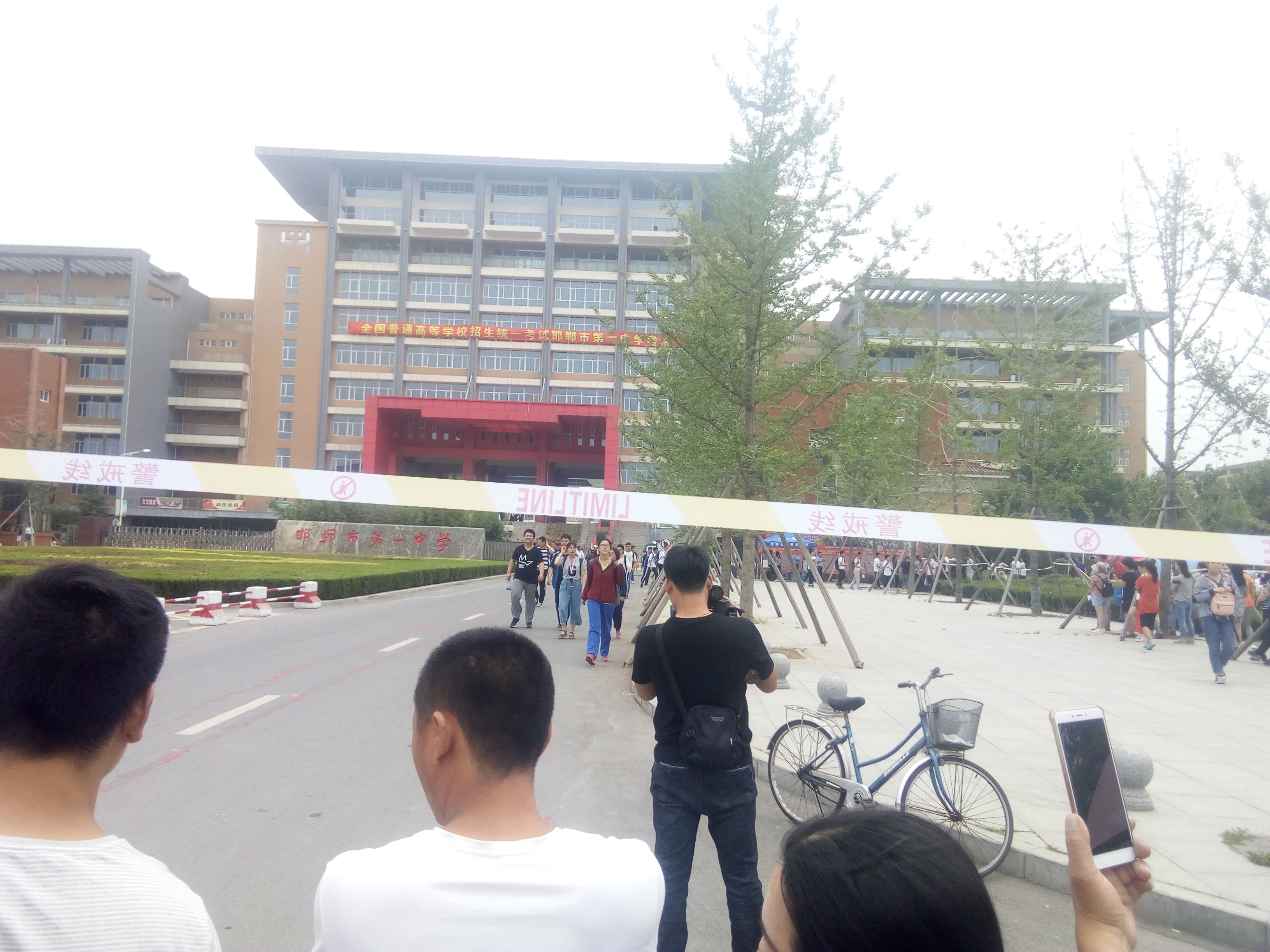 2018年高考第一天 邯郸市一中考场外场景