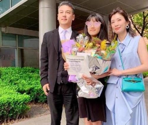 修杰楷接女儿放学，贵族学校每年72万，贾静雯戴过亿珠宝拼事业
