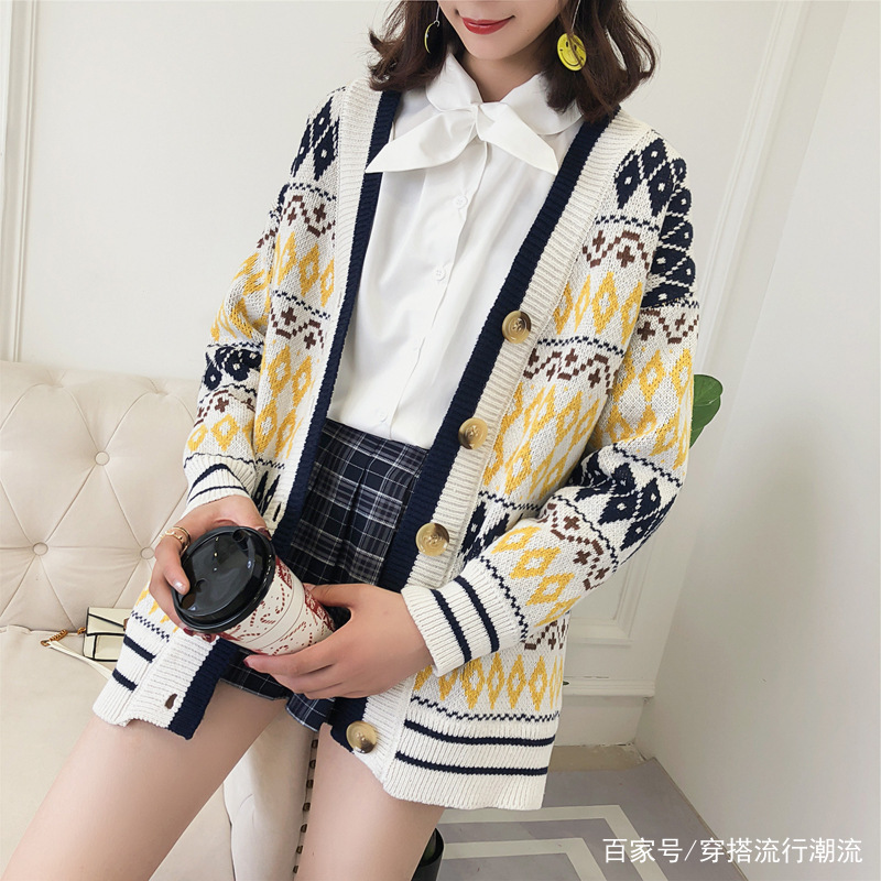 40岁女人就算工资再低也要买,搭配小脚裤,美嫩