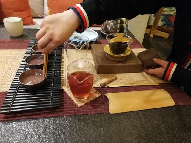 郑州西三环桥下藏着的一家小茶馆，黄桥烧饼做得真不孬呢！