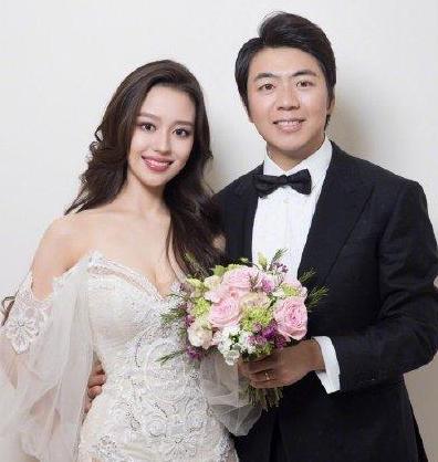 婚礼现场放新娘视频