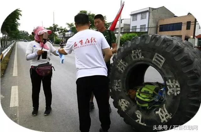 “轮胎哥”经过石首，计划推着软胎到“香港”，在线君热情迎接