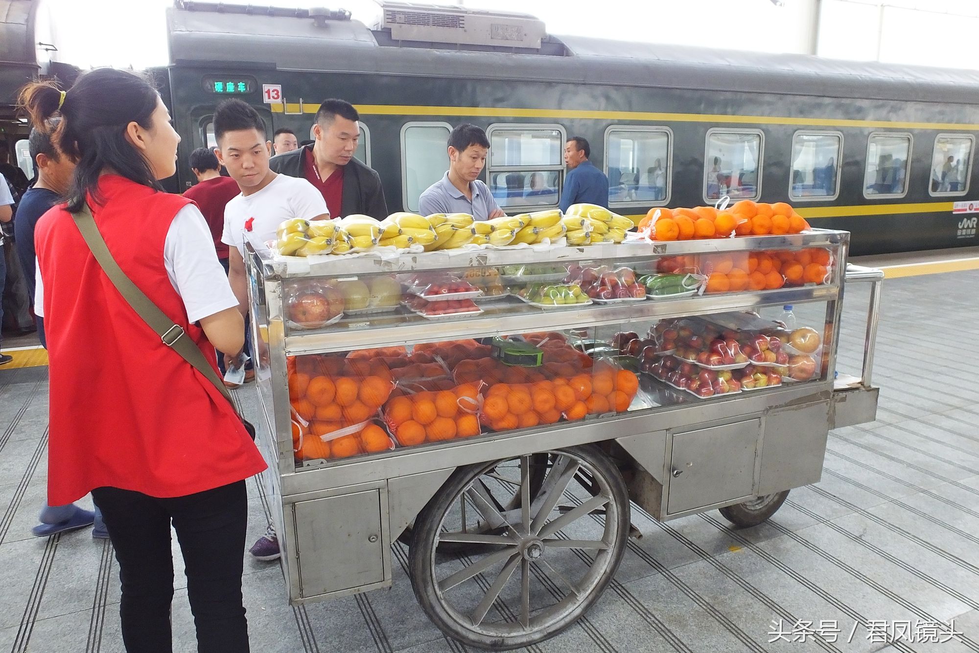 湖北宜昌:商家在火车站站台上售卖方便面、水果，方便旅客!