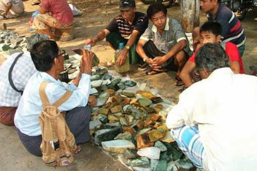 最坑人的3个旅游景点，30块破石头卖到上万块，网友：听到名字都