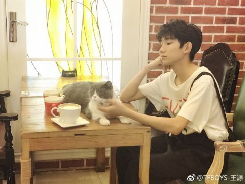 王源吉他弹唱素颜出镜 肤白唇红展侧颜杀