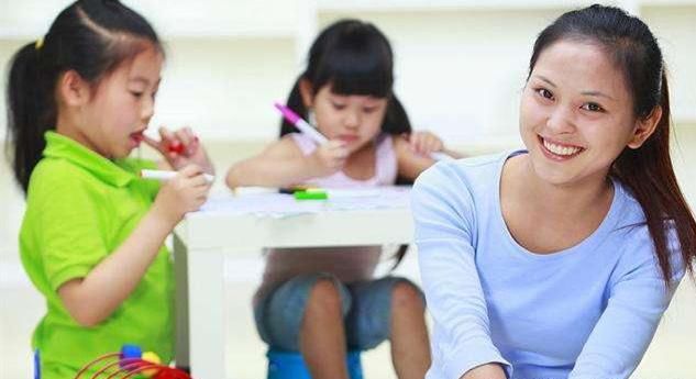 女幼师跳舞穿着前卫,家长评论两极分化,有人