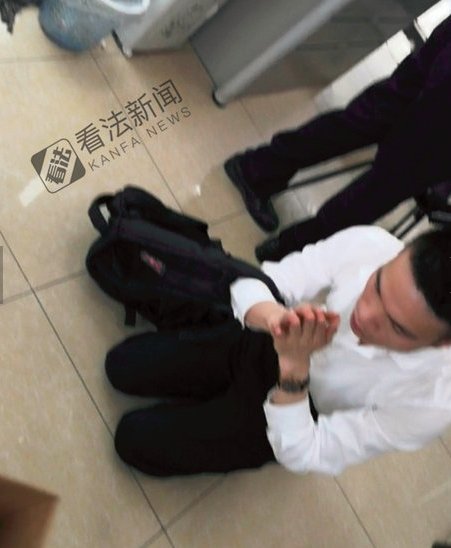 女孩在北京西单大悦城被偷拍裙底 色狼跪地求