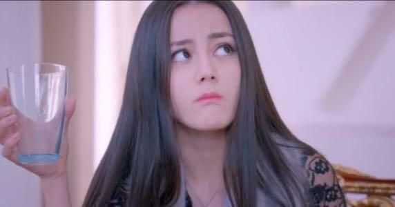 红衣迪丽热巴美如画!热播中的《烈火如歌》情