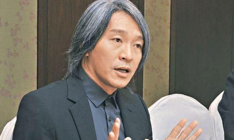 周星驰近照曝光，56岁的他看样子却像70岁，好心酸!