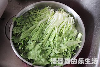 苦苣香菇玉米面贴饼子