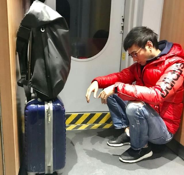 焦恩俊高铁无座缩角落不算最寒碜,盘点那些接
