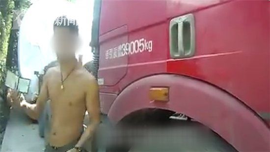 广西一货车司机拒不配合执法 交警面前生吞驾驶证