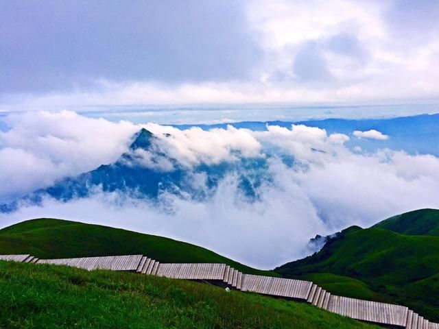 这里是中国十大“非著名”山峰之一，还有一个绝美的天上草原