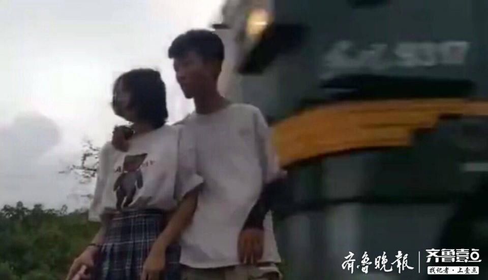 法眼|铁轨边拍照受伤的情侣,值不值得同情 新濠天地娱乐网址