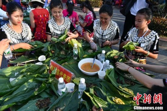 云南德宏设千人“绿叶宴” 迎接“目瑙纵歌节”