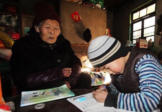 拾荒奶奶在垃圾桶捡到男婴, 男孩长大后一句话让人听了落泪!