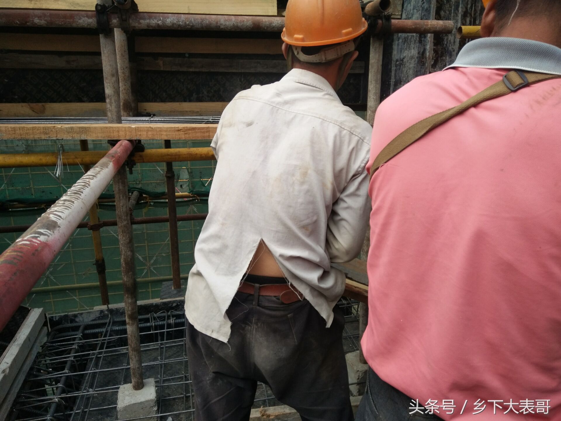 三张图看农民工在工地上的衣着,走在大街上会被当乞丐