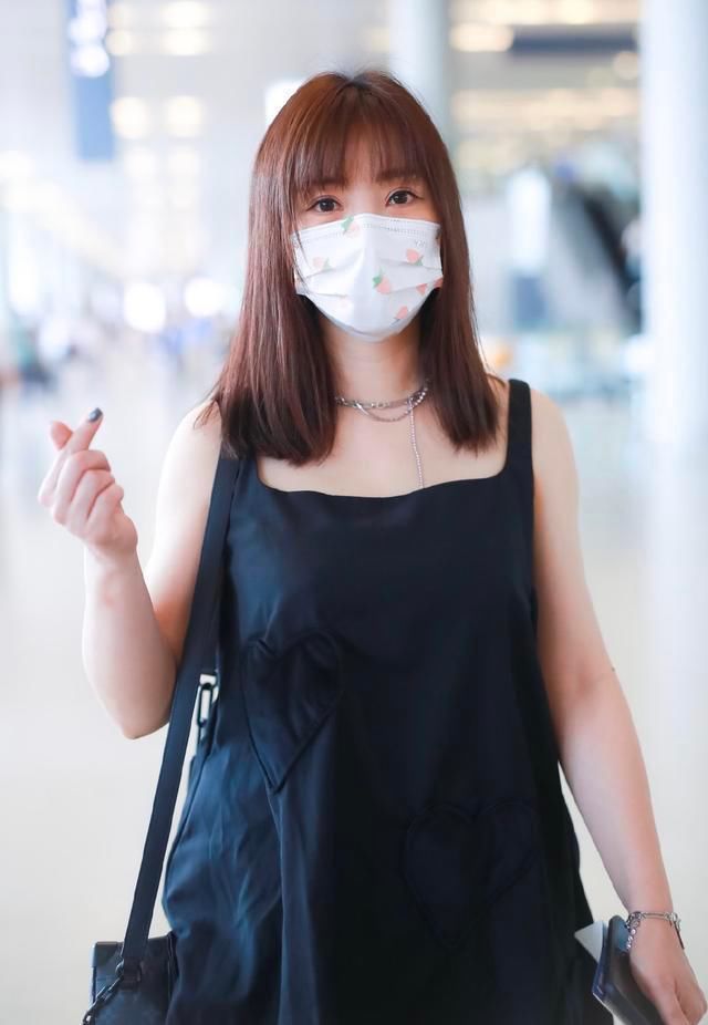 身材太赞？柳岩穿娃娃裙也能婀娜多姿，不露却更显气质