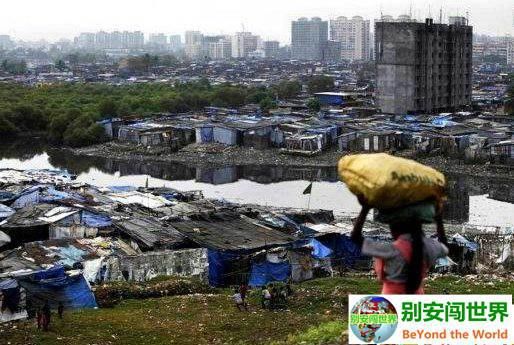 印度贫民窟铺天盖地，但贫民们却因宪法获得了产权，政府无可奈何