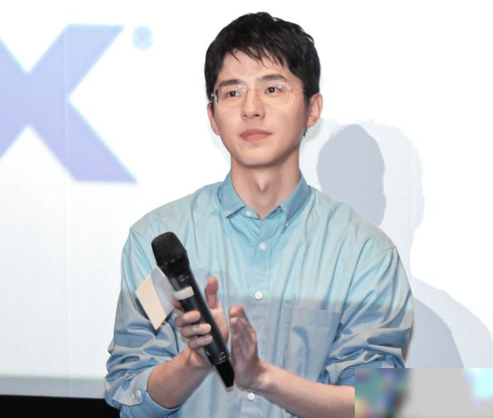 刘昊然现身路演，男粉丝在台下喊老公，刘昊然举动令我笑出声
