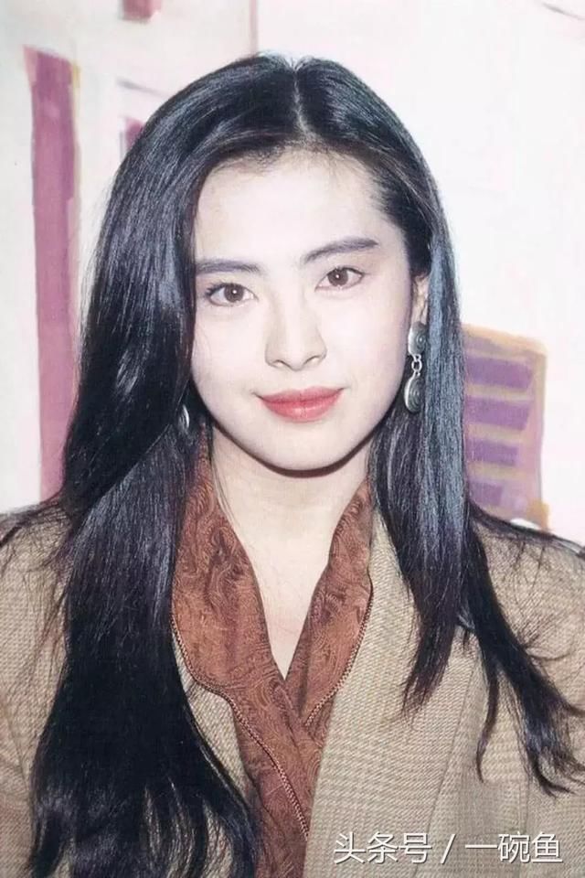 如林青霞、钟楚红这些90年代女神,并没有盲目追求白皙,她们更擅长发挥自己的个人特质。 适合自己的才是最好的,不一定人人都要成为白雪公主。 2 眉毛 说到90年代港星女神的眉,比较流行英气的长眉。黑色的浓眉,并且有眉峰。事实上有眉峰的眉形更贴合眉骨形状,可以修饰脸型。
