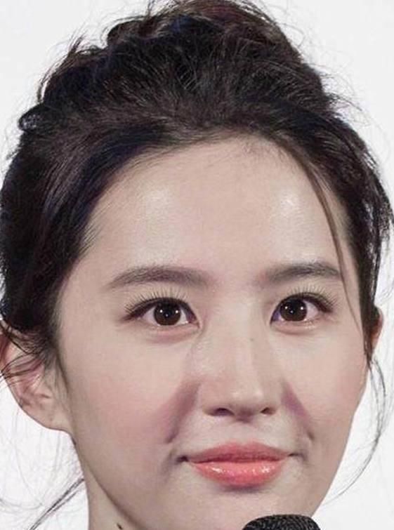 明星高清无修图照，热巴蛇精脸，杨幂眼袋重，她却像18岁少女!