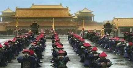 清朝官员叩拜皇帝先拍打几下衣服袖子 有何寓