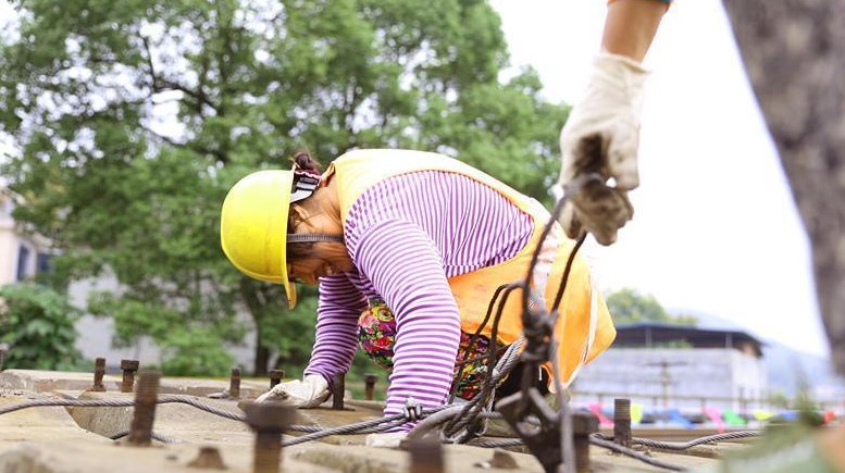 沪昆铁路线上鹰潭工务机械段铁路职工正在进行