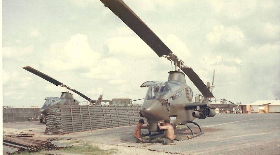 越战时期美军野战机场老照片:天气闷热,地勤光