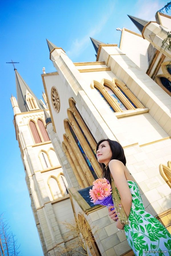 旅途中遇到的手捧花朵的女孩