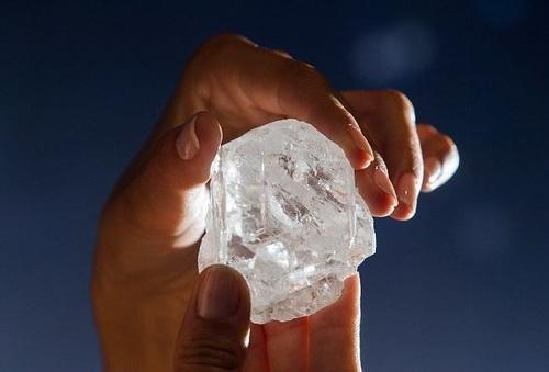 全球最大钻石原石将拍卖 估价达3.3亿元