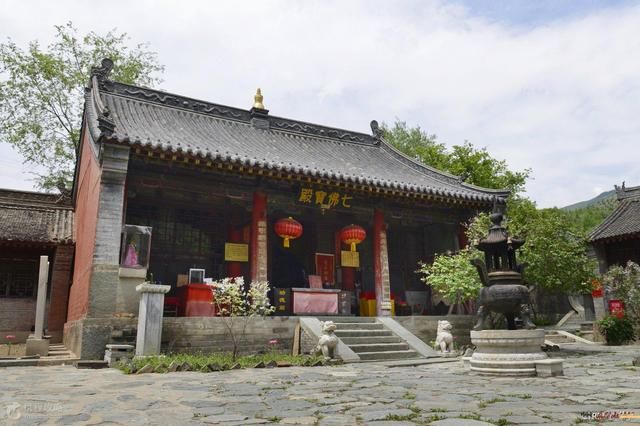 五台山最高汉白玉塔七佛寺内南侧