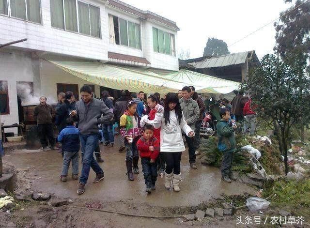 城里人首次去农村吃酒席，这道汤刚上桌大家纷纷站起来，什么意思