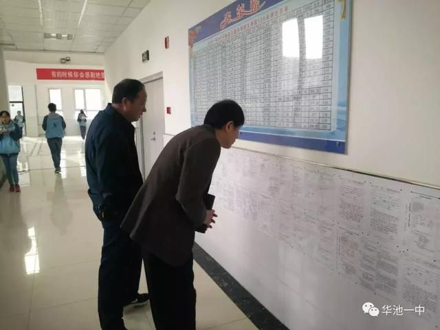 深圳大学附中教师不远千里来到庆阳校园,看看