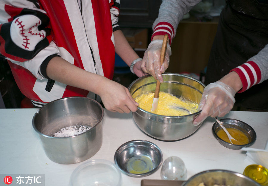 最美烘焙老师教自闭症孩子做糕点 一个动作重