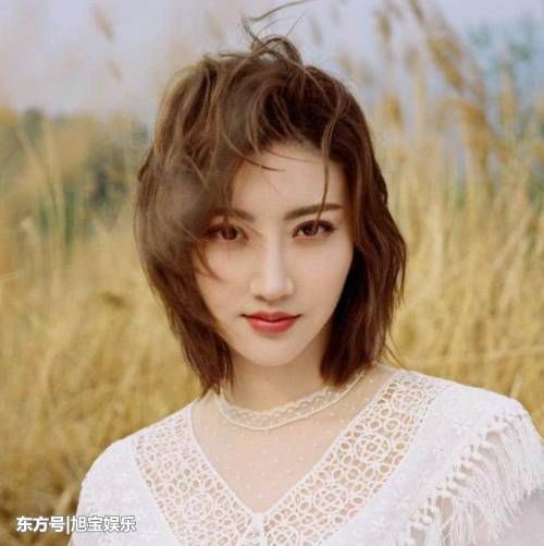 景甜登杂志封面,穿白色紧身衣身形窈窕性感,打