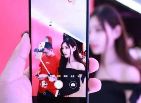 直播业月薪9423元