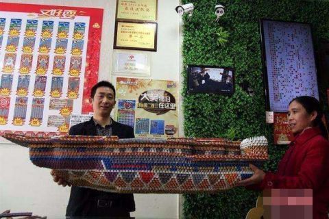 男子十年来坚持买彩票却从未中过大奖,如今拿